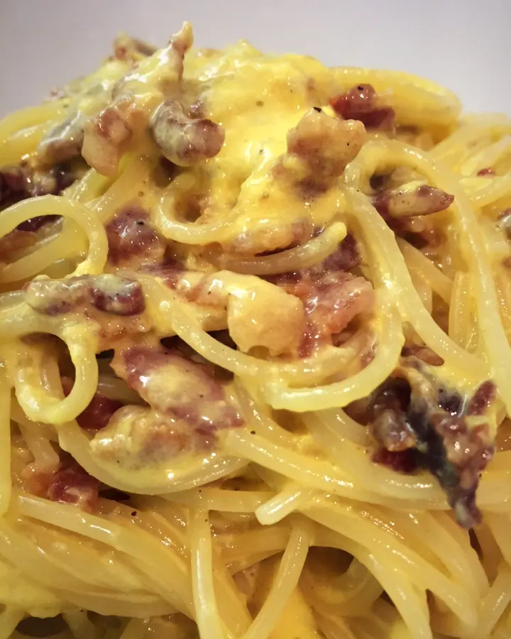 Spaghetti carbonara with crisp pancetta