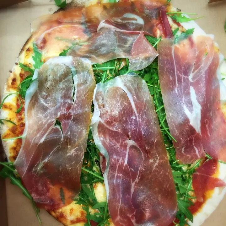 Prosciutto and rocket pizza